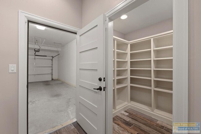 Building Photo - 618 N Shore Dr