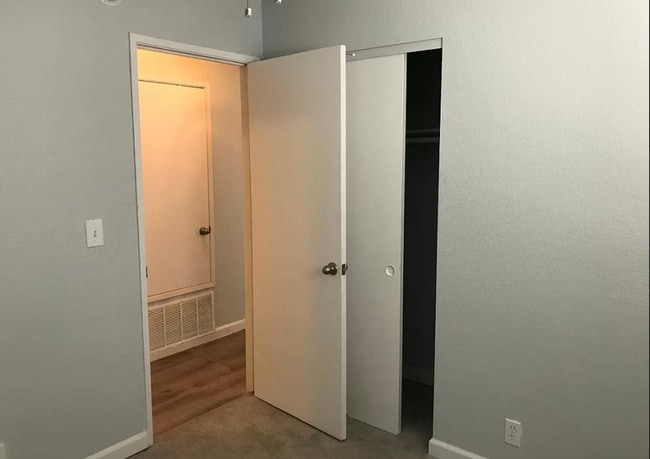 Building Photo - Close to freeway and shopping