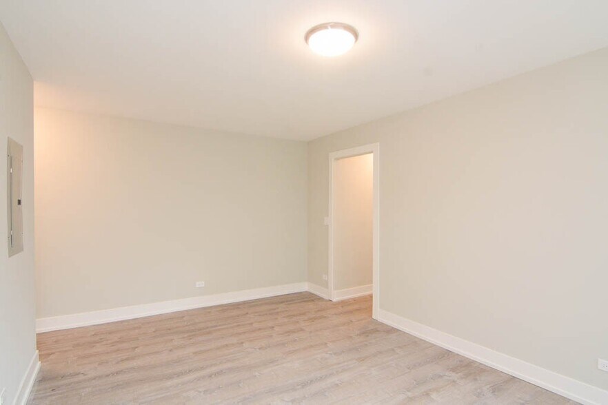 Building Photo - 533 W Surf St