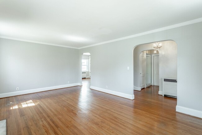 Building Photo - 3 Bedroom 2 Bath Classic