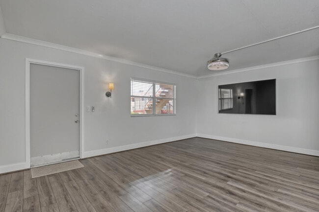 Building Photo - 611 Saxony Ln