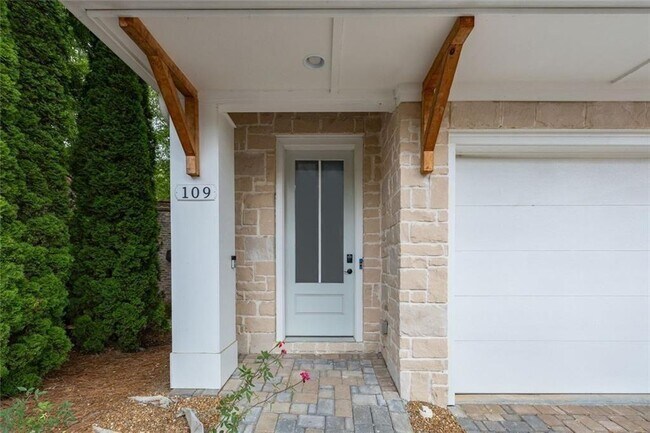 Building Photo - 109 Village Green Ave