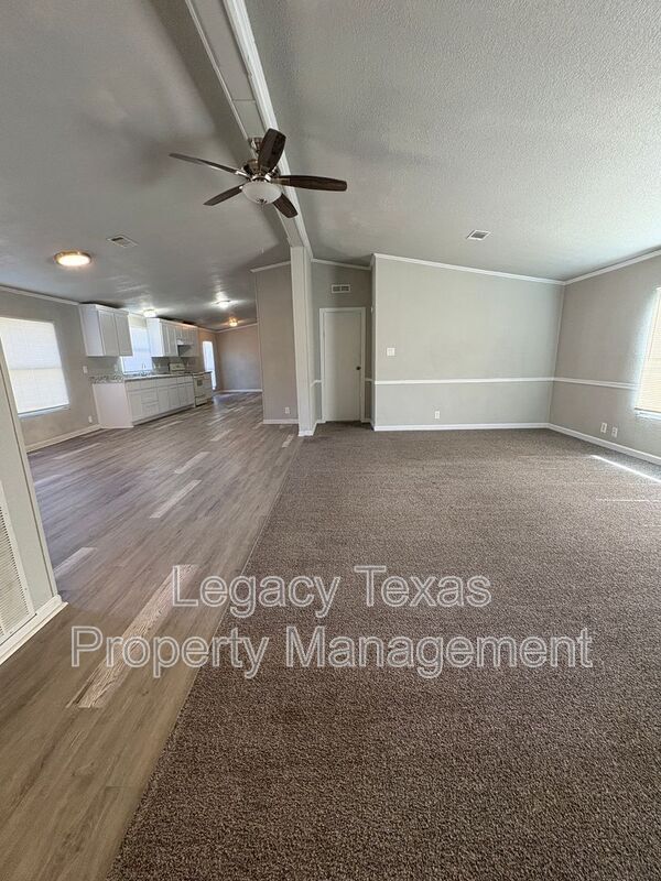 Building Photo - 404 E Westhill Dr