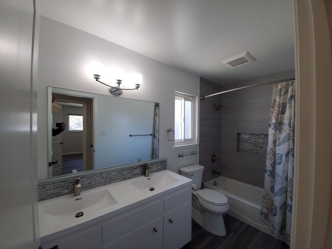 Building Photo - Remodeled 2 bedrom duplex centrally locate...