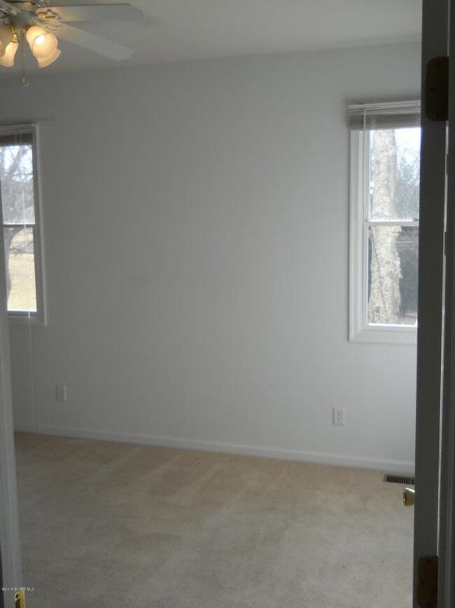 Building Photo - 3 Bedroom, 2 Bath Townhome in Uptown Black...