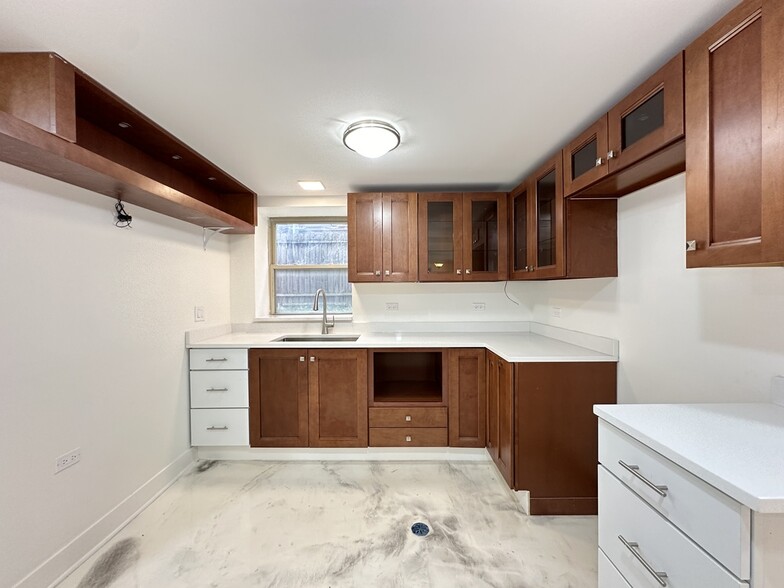 Building Photo - 2537 N Kildare Ave
