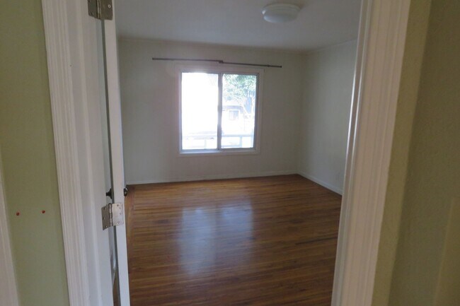 Building Photo - 2 Bedroom with VIEWS in Sunnyside Neighborhood