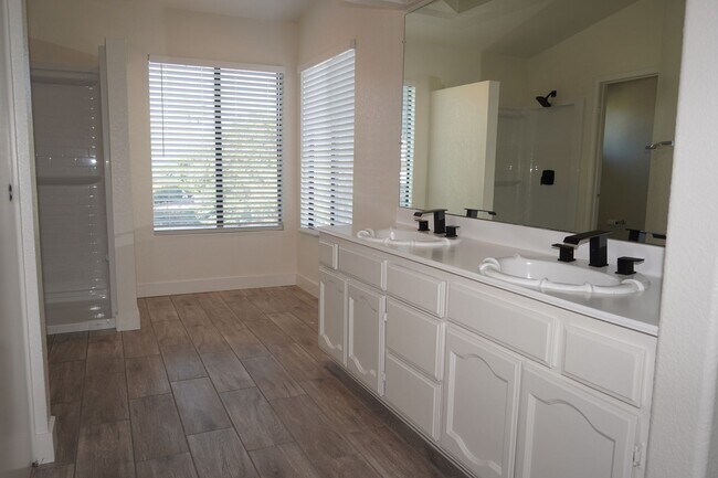 Building Photo - 10386 Meadow Creek Dr