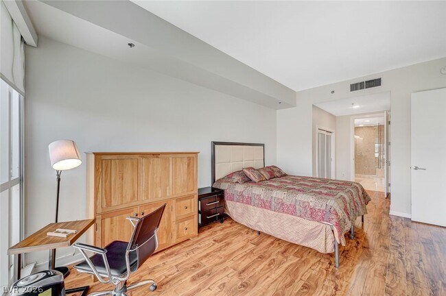 Building Photo - 4575 Dean Martin Dr