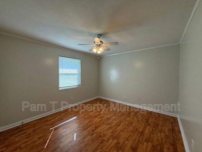 Building Photo - 211 Holiday Dr