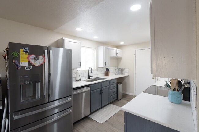 Building Photo - MOVE IN SPECIAL IF YOU SIGN LEASE BY 4/15/2026!!!!!!! Newly Updated 3/2 Home in SW Redmond