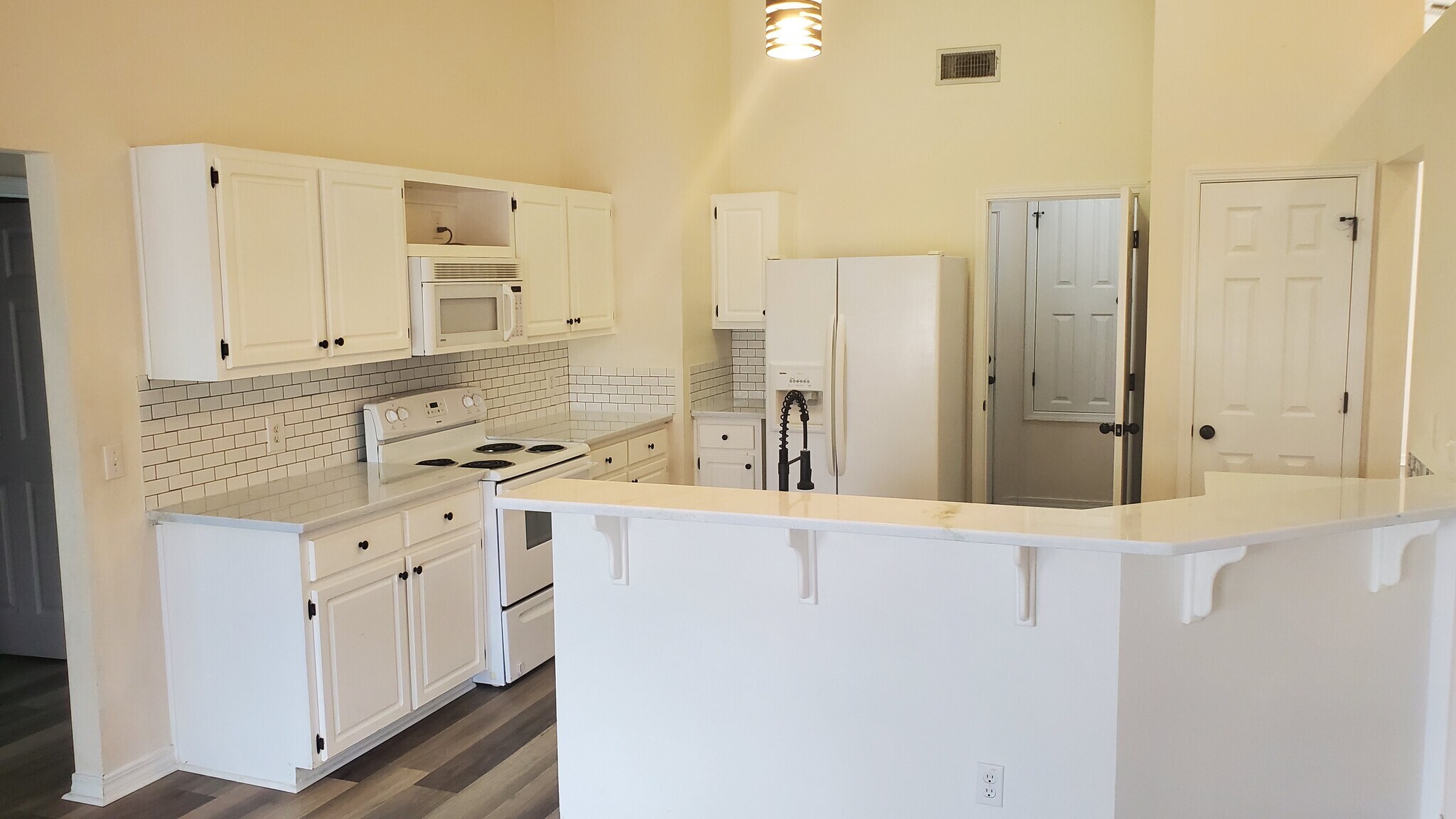 Kitchen 5 - 355 Currant Trce