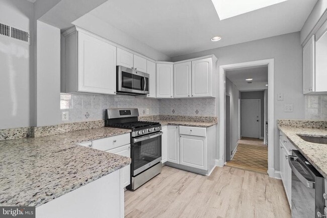 Building Photo - 5601 Dawes Ave