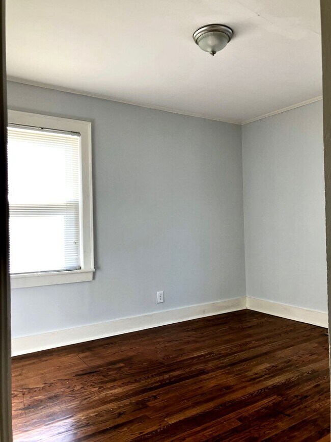 Building Photo - Adorable Bungalow with 2BR/1BA in Greer - desirable neighborhood in Greenville County - close to ...