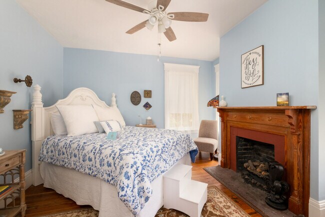 Building Photo - 221 SE 7th St