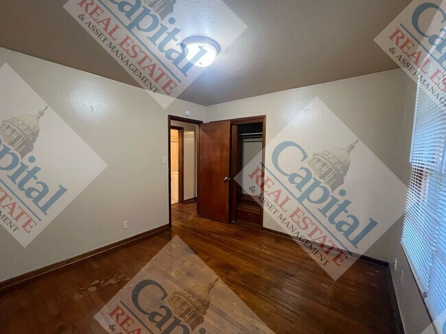 Building Photo - Charming 3 Bedroom