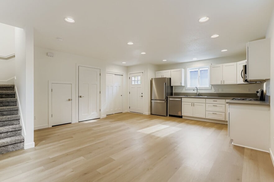 Building Photo - 5021 SE Haig St