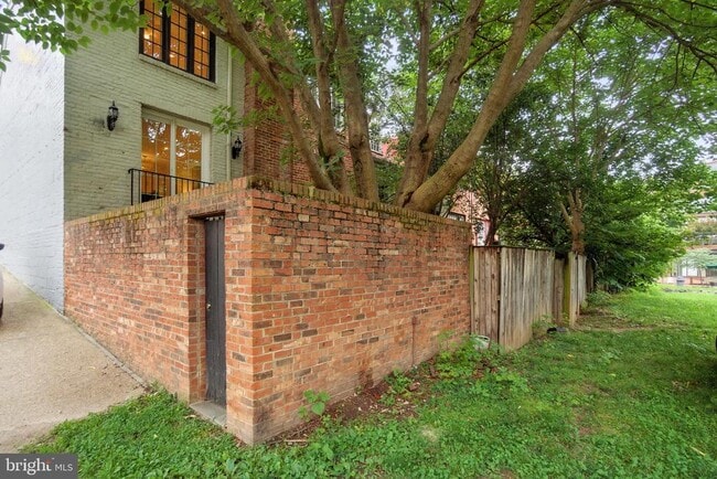 Building Photo - 1072 30th St NW