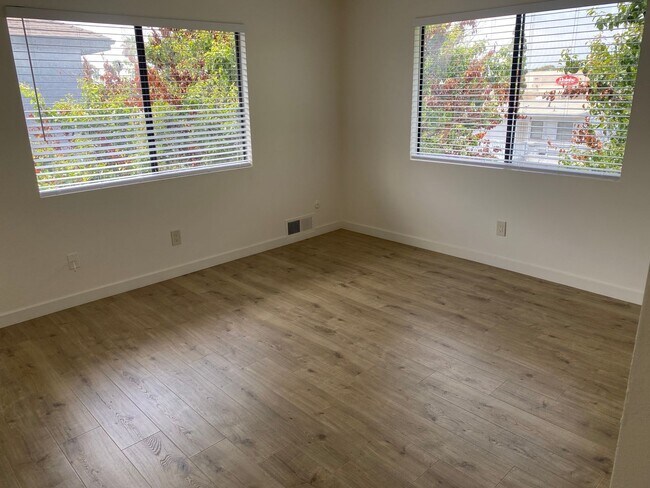 Building Photo - 2BR/2BA Upstairs Condo with Two-Car Garage
