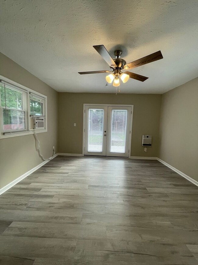 Building Photo - Newly Renovated Just For You!