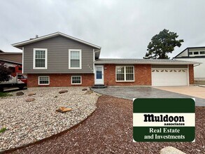 Building Photo - 3 Bedroom Tri Level with Spacious Yard 80918