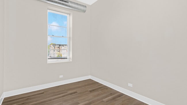 Building Photo - Spacious Rehabbed 1Bed+Office Unit in Uptown!