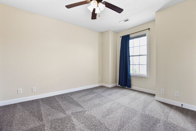 Building Photo - Pet Friendly Three Bedroom!