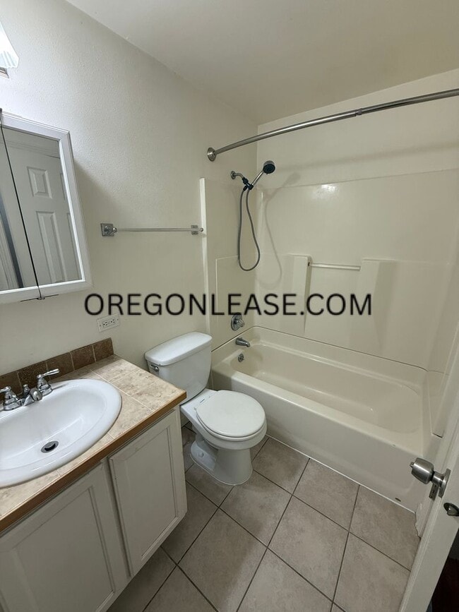 Building Photo - 2 bedroom apartment unit with in unit laundry