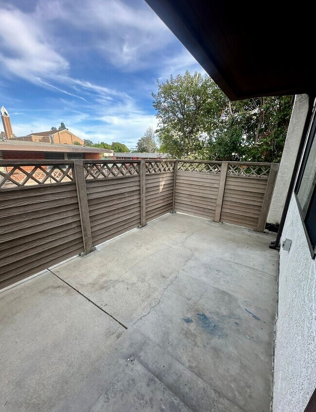 Building Photo - Beautiful & Cozy West Hills Adjacent Condo in Secure Building - MOVE IN READY