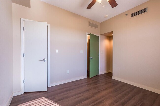 Building Photo - 711 W 26th St