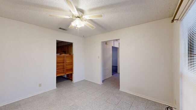 Building Photo - 1711 Redwood Dr