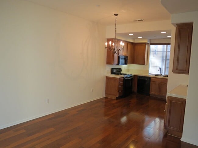 Building Photo - Rancho Coronado / Discovery Hills San Marcos Townhome- CSUSM Close
