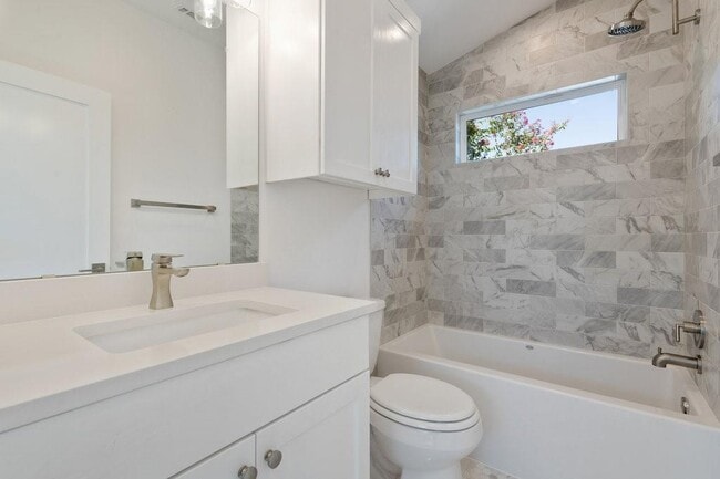 Building Photo - 2504 E 6th St