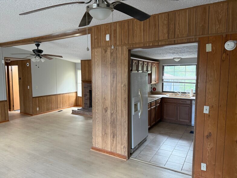 Building Photo - 970 Whippoorwill Way