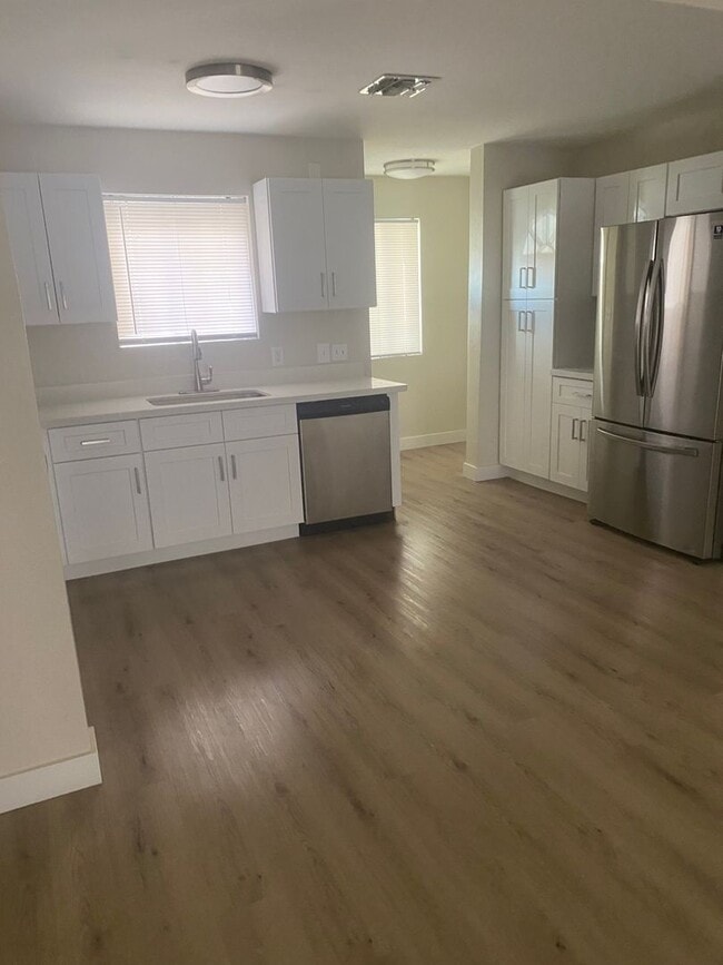 Building Photo - Newly Remodeled 2 bed 2 bath Town-homes in Central Phoenix!! Gated and Pool *** Move-in Special! ...