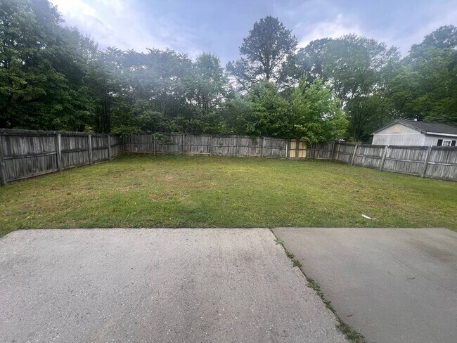 Building Photo - Charming 3-Bedroom Home with Endless Poten...