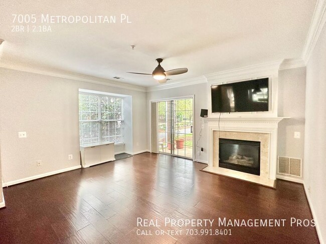 Building Photo - Gorgeous End Unit- Steps To Metro!