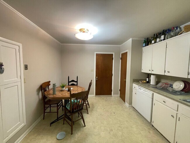 Building Photo - Knottingham Home Available