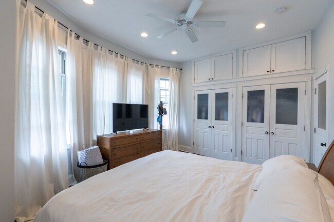 Building Photo - Amazing Property with Great Location