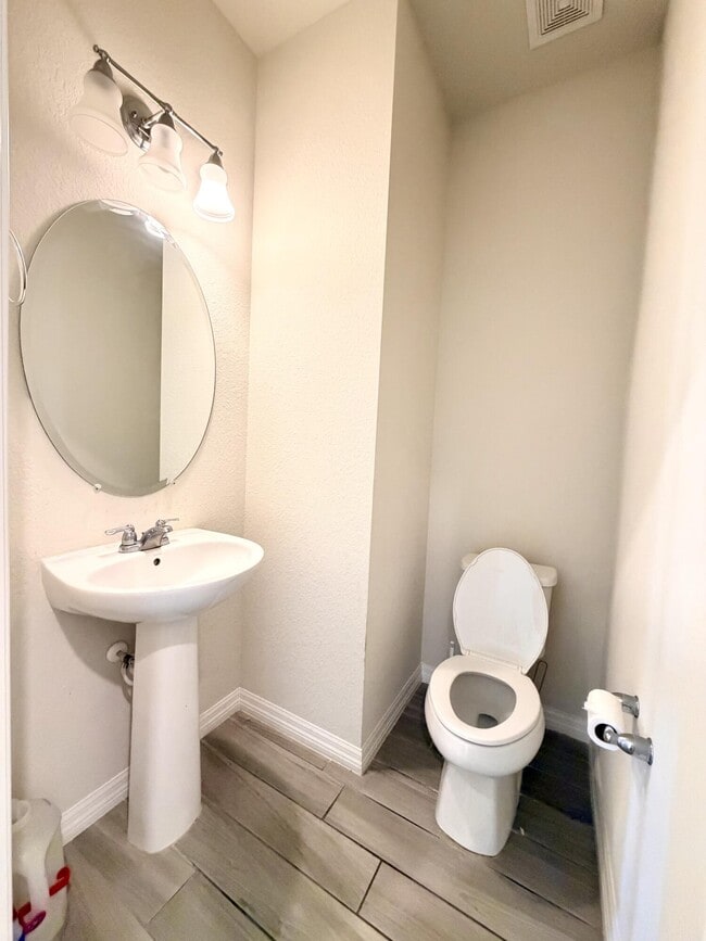 Building Photo - 2800 Troubadour St