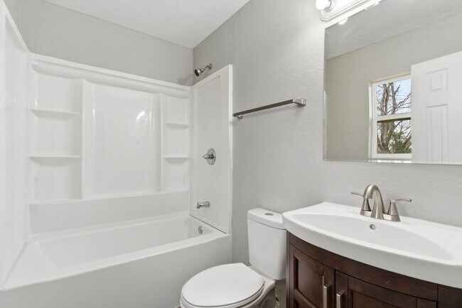 Building Photo - Newly Remodeled | 4 Bedroom | 3 Bathroom | 2 Ensuite's | Nixa, MO School District!