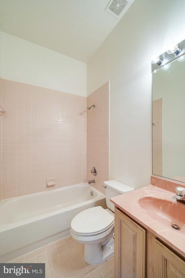 Building Photo - 6207 Woodland Lake Dr