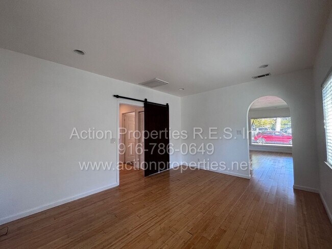 Building Photo - Downtown Roseville - 2 Bed, 1 Bath - Single Level Bungalow - Landscaping Included - Utilities Inc...