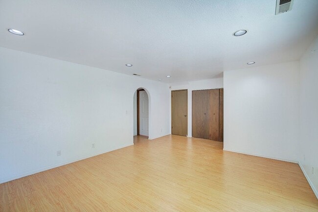 Building Photo - 4Bd/2.25Ba Redmond House