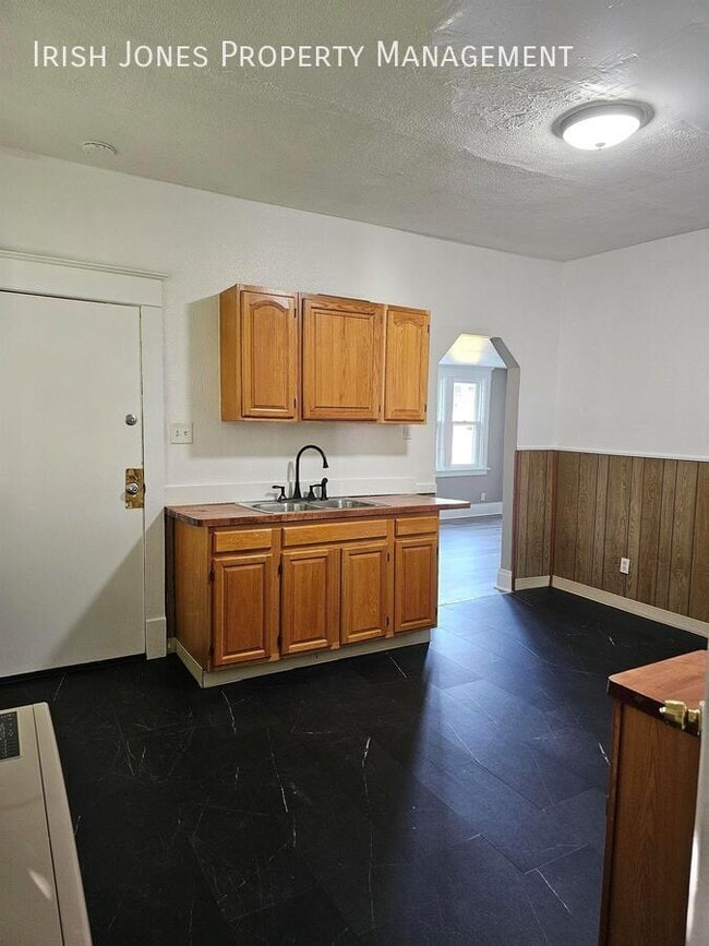 Building Photo - 175 Freund St