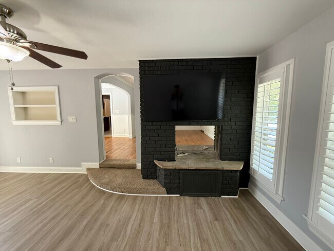 Building Photo - Spacious Updated Ranch in West Oak Forest