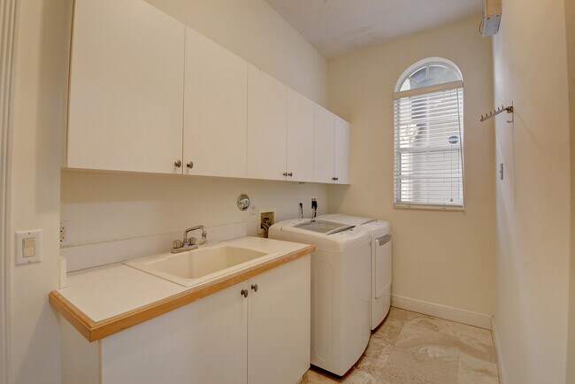Building Photo - 6711 Royal Orchid Cir