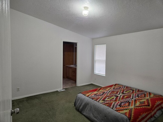 Building Photo - 4 Bedroom 2 Bath