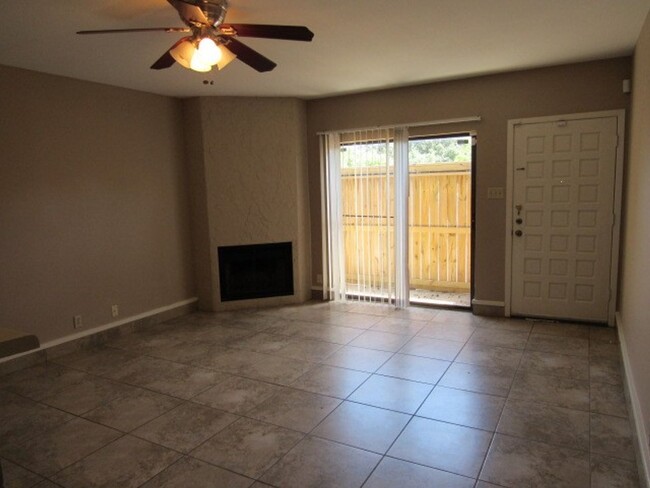 Building Photo - 2725 Santa Fe Unit B - 2/Bed 2.5/Bath - $1...