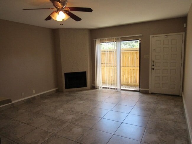 Building Photo - 2725 Santa Fe Unit B - 2/Bed 2.5/Bath - $1300/month